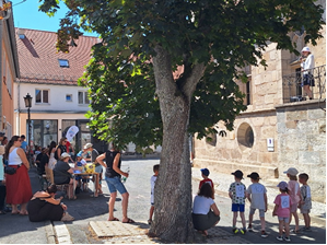 Kinder schauen beim Spendenlauf zu