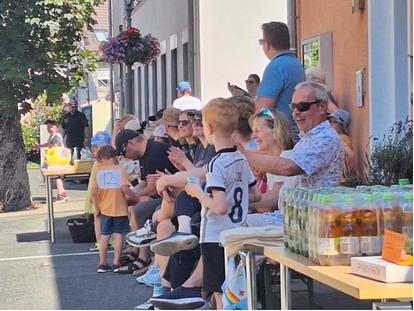 Eltern schauen beim Spendenlauf zu