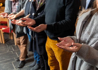 Gemeinschaftliches Gebet mit geöffneten Händen 4