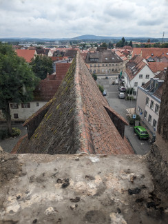 Blick aus dem Kirchturm auf das Kirchendach
