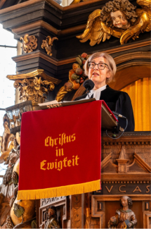 Pfrin. Jahn auf Kanzel