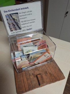 Spendenbox mit Geldscheinen