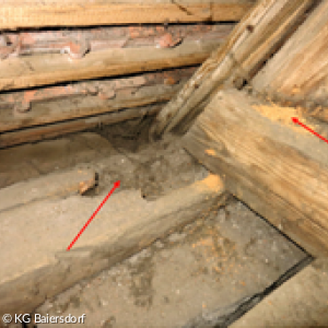 Stark geschädigte Mauerlatte und Schädlingsbefall am Zerrbalken im Chordach